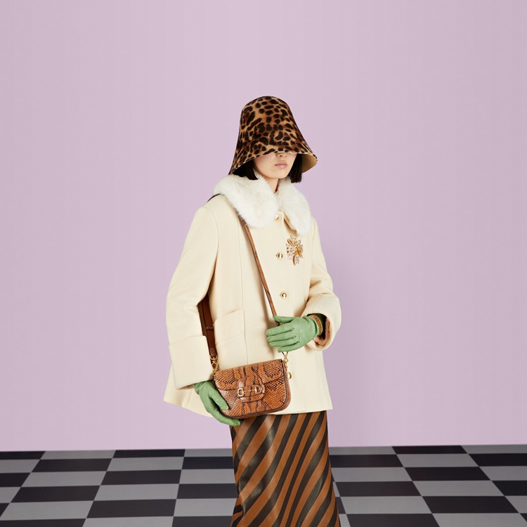 658574.EAAHO.2746.004.100.0000.Light Gucci Horsebit 1955 mini python bag
